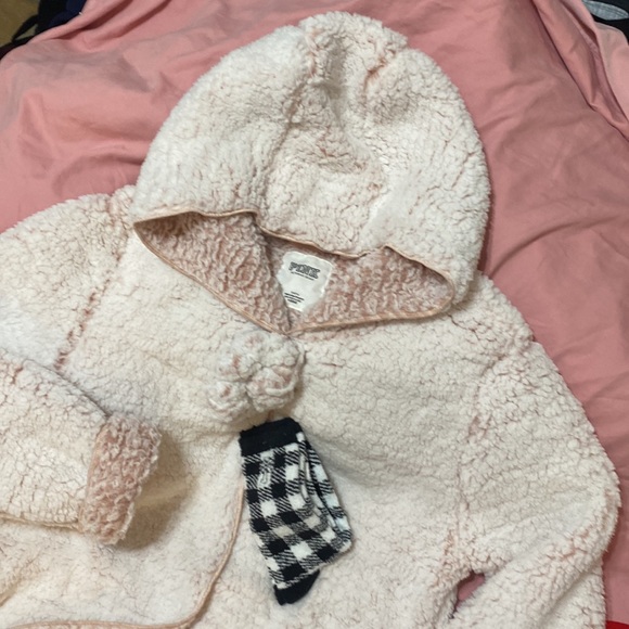 Brand new “Pink” Victoria’s Secret Oversized hooded jacket, socks and scrunchie - Picture 2 of 7